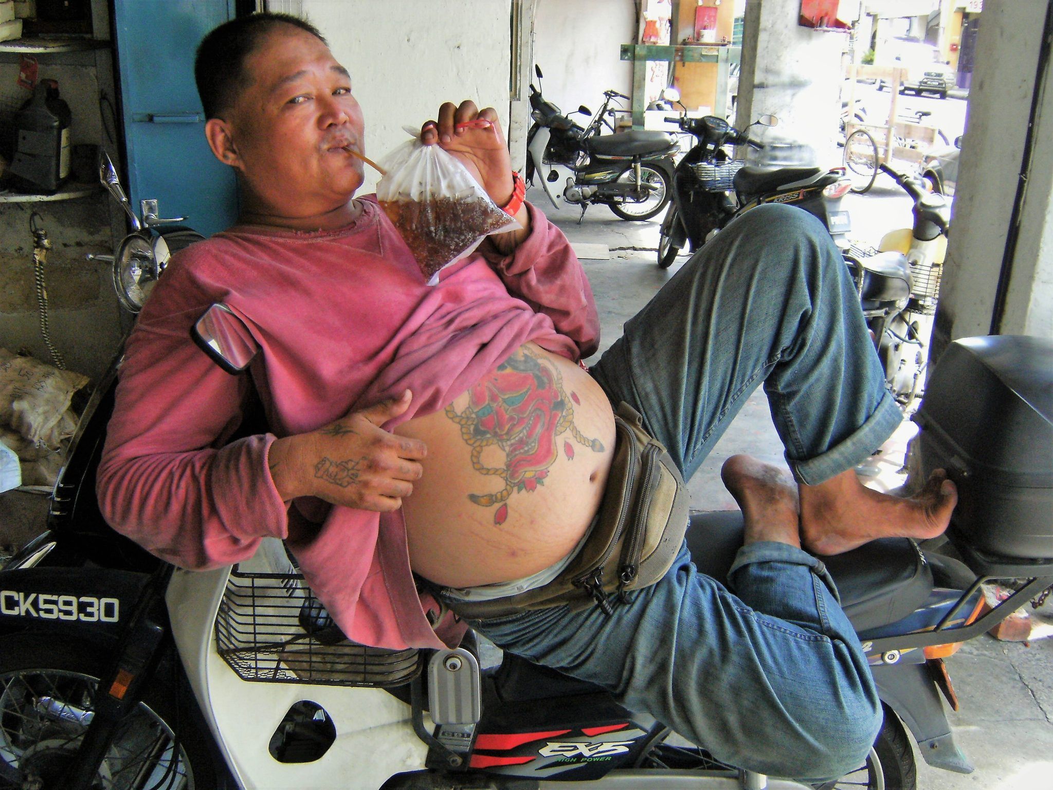 Descansando sobre moto